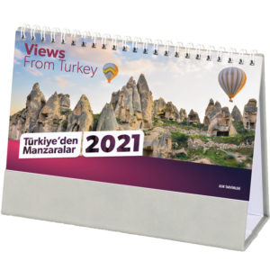 Manzara Desen Masa Takvimi Yaprak Ebat : 20 x 11 cm Yaprak Kağıt : 170 gr. Parlak Kuşe Taşıyıcı Ebat : 20 x 14 cm Taşıyıcı Türü : 400gr. TERMO DERİ Reklam Alanı: 19 x 2,5 cm
